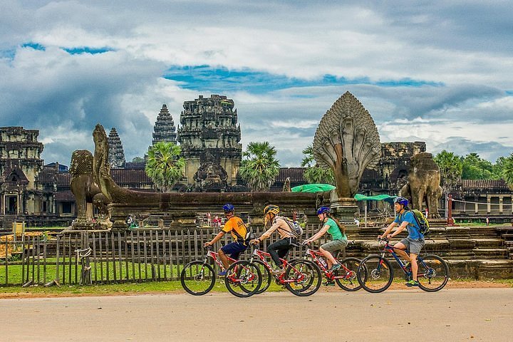 Siem Reap: Angkor Bike & Sunset Boat Tour with Drinks & Snacks